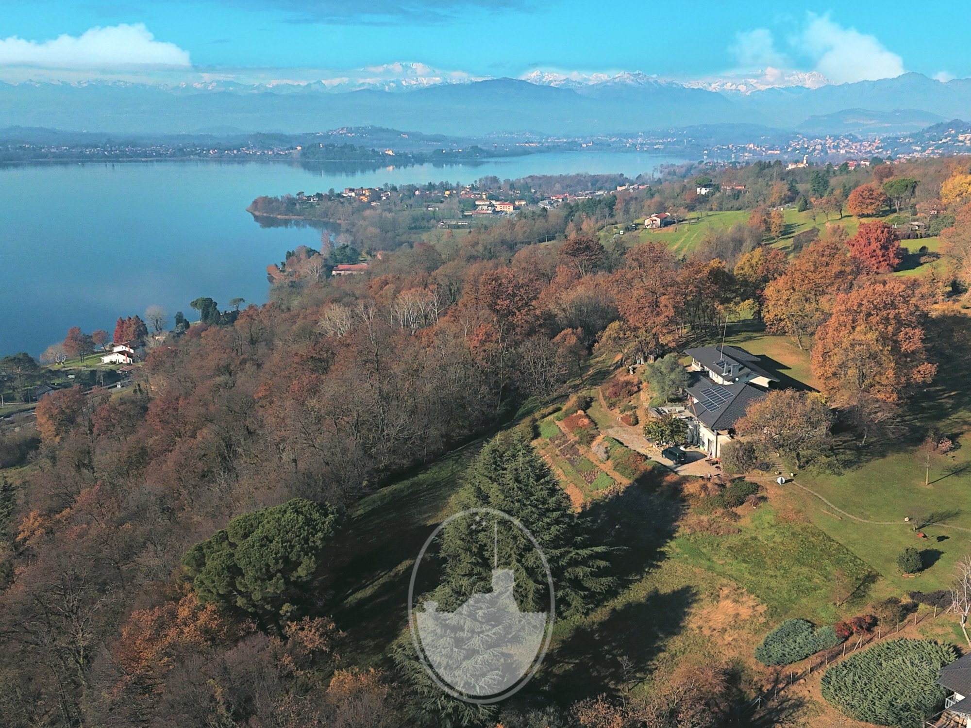 Exclusive Lakeside Retreat: Elegant Rustic Villa With In Lombardy