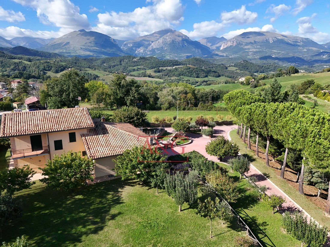 Villa in Amandola, Marche, Italy 1 - 14984488