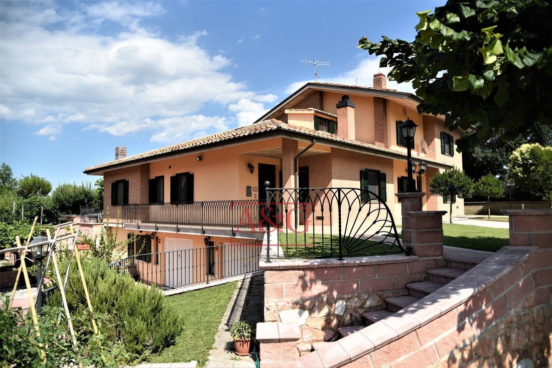 Villa in Amandola, Marche, Italy 2 - 14984488