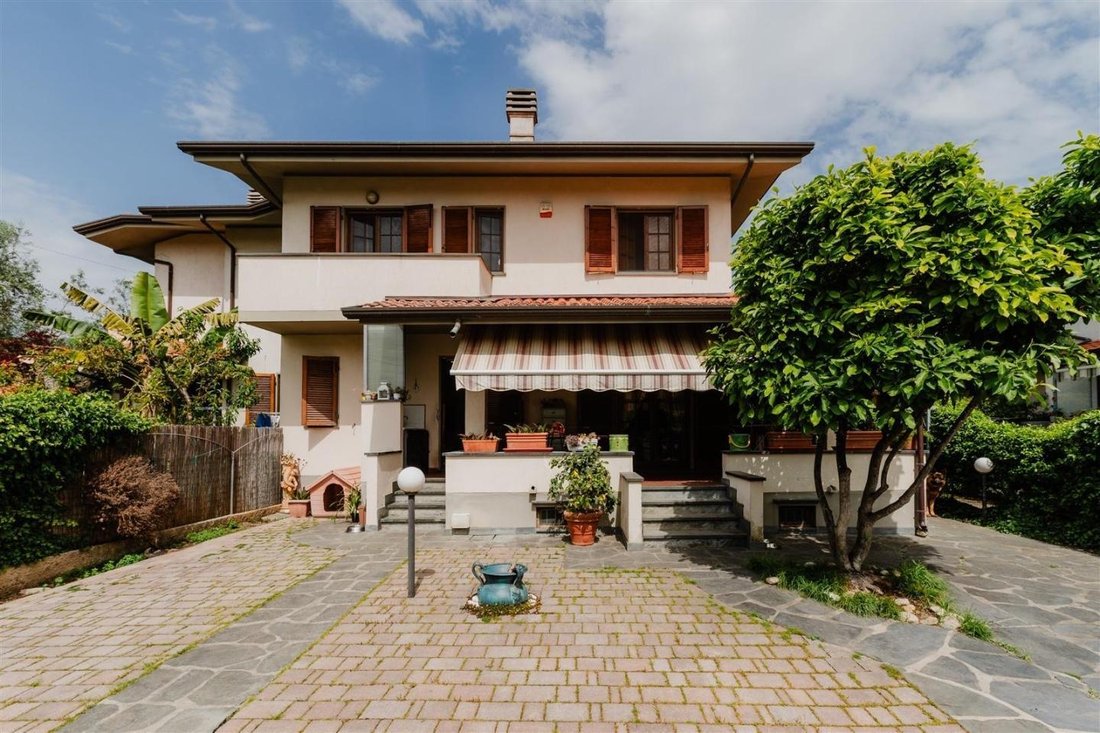 Villa in Pietrasanta, Tuscany, Italy 1 - 14989015