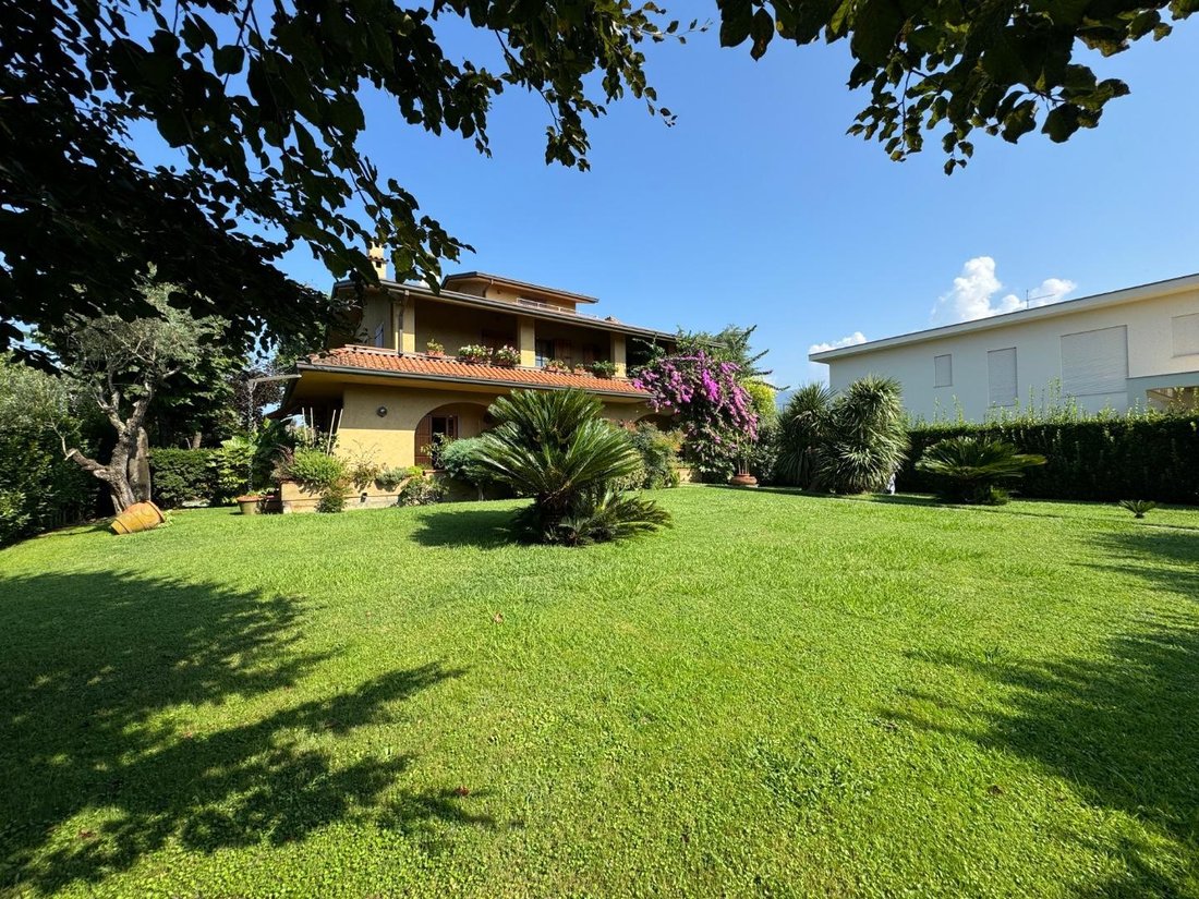 Villa in Vittoria Apuana, Forte dei Marmi, Tuscany 2 - 14989021