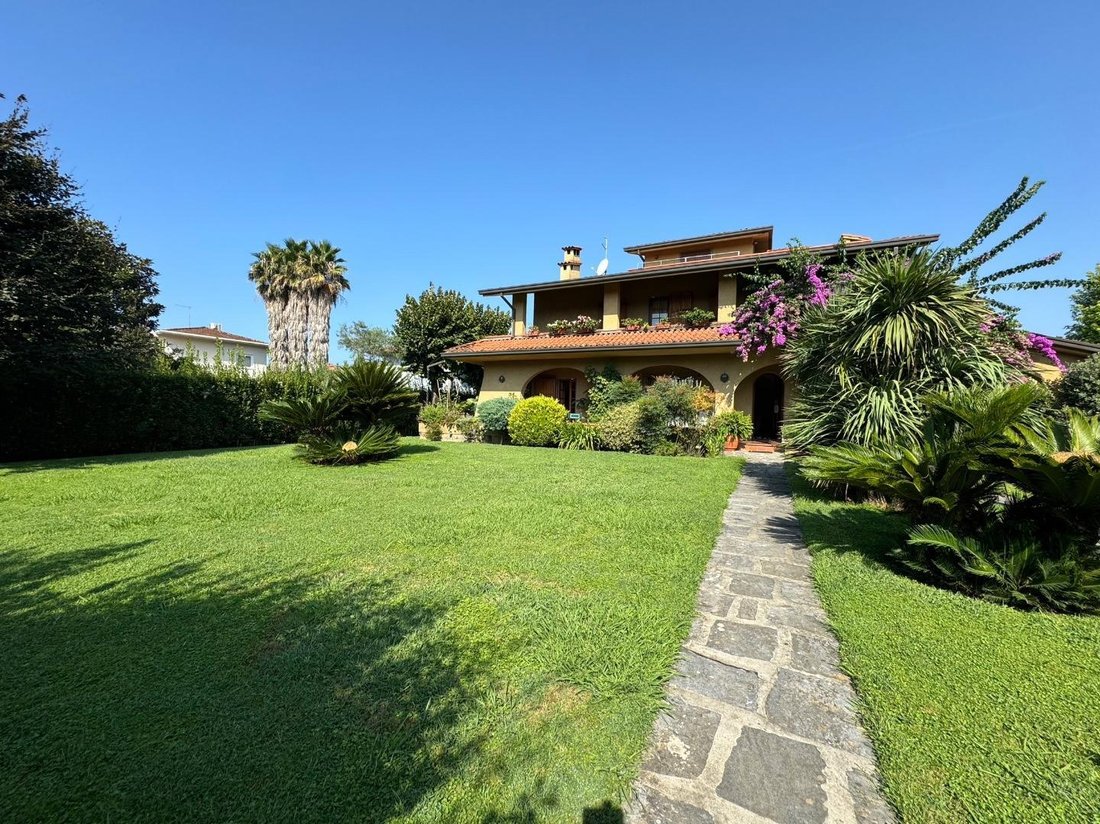 Villa in Vittoria Apuana, Forte dei Marmi, Tuscany 1 - 14989021