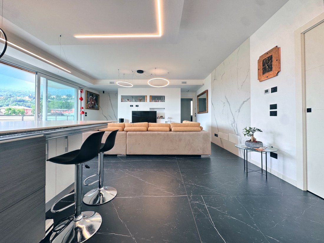 Villa in Gavirate, Lombardy, Italy 4 - 14990996