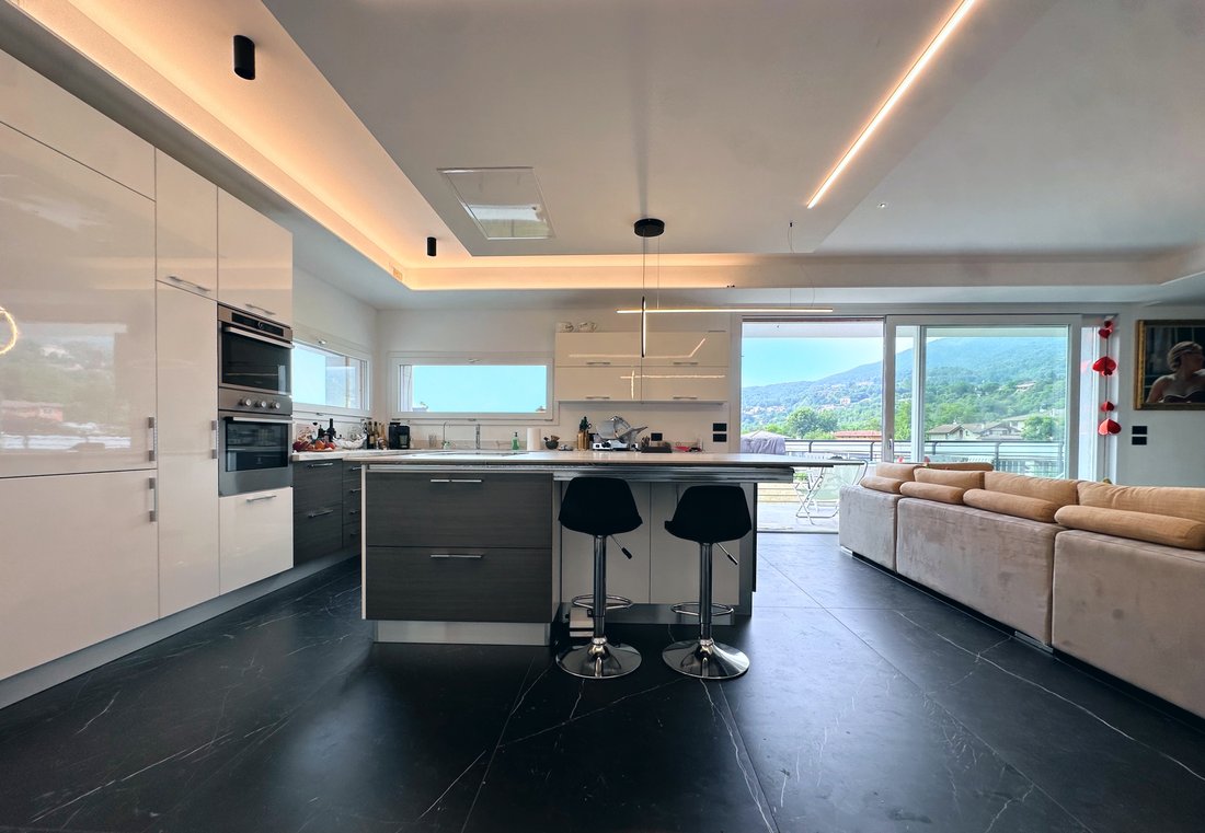 Villa in Gavirate, Lombardy, Italy 3 - 14990996