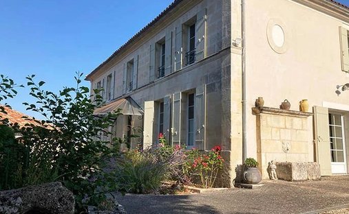 Estate in Jonzac, Nouvelle-Aquitaine, France 1