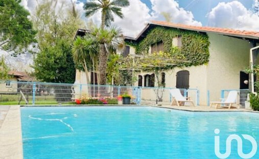 Castle for Sale in Saint-Loubès, Nouvelle-Aquitaine, France