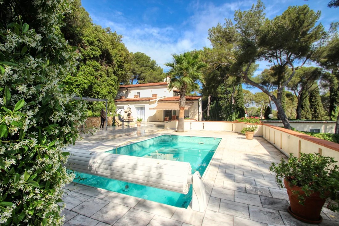 Estate in Saint-Jean-Cap-Ferrat, Provence-Alpes-Côte d'Azur, France 1 - 13063010