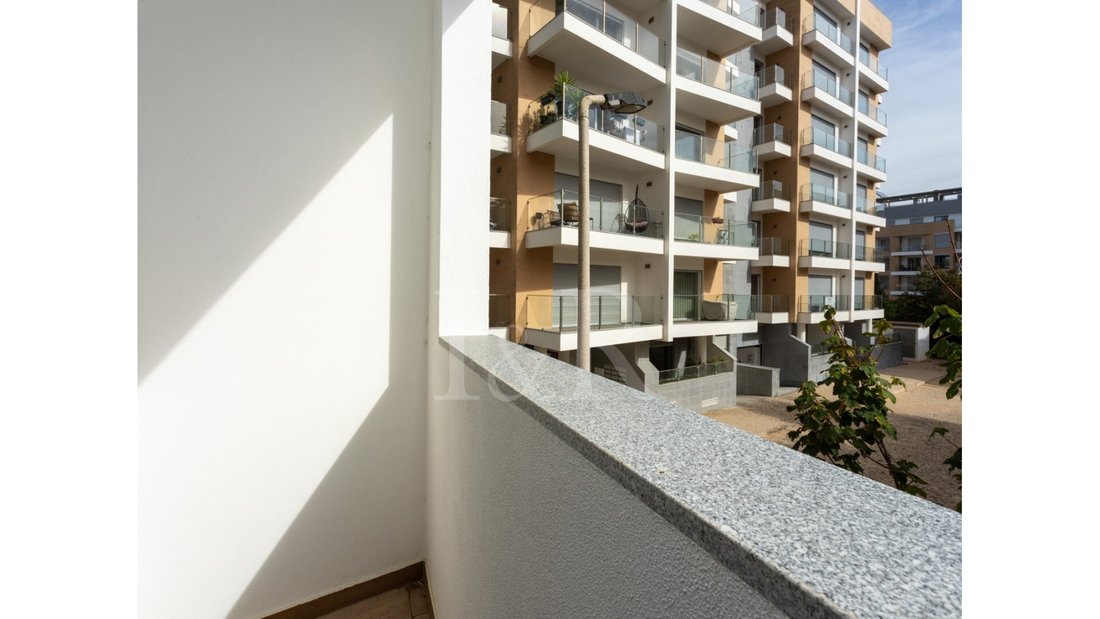 Visual Reference: 3 Bedroom Apartment With Balconies And Parking In Cascais Lisbon