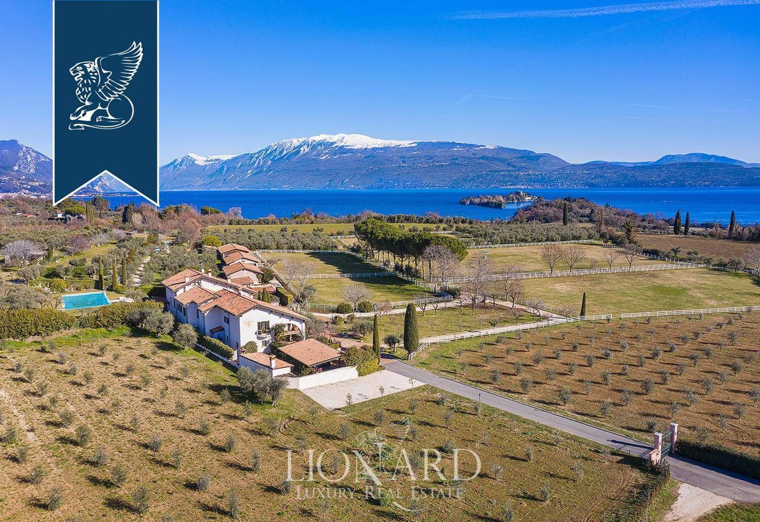 Villa in San Felice del Benaco, Lombardy, Italy 1 - 12649074