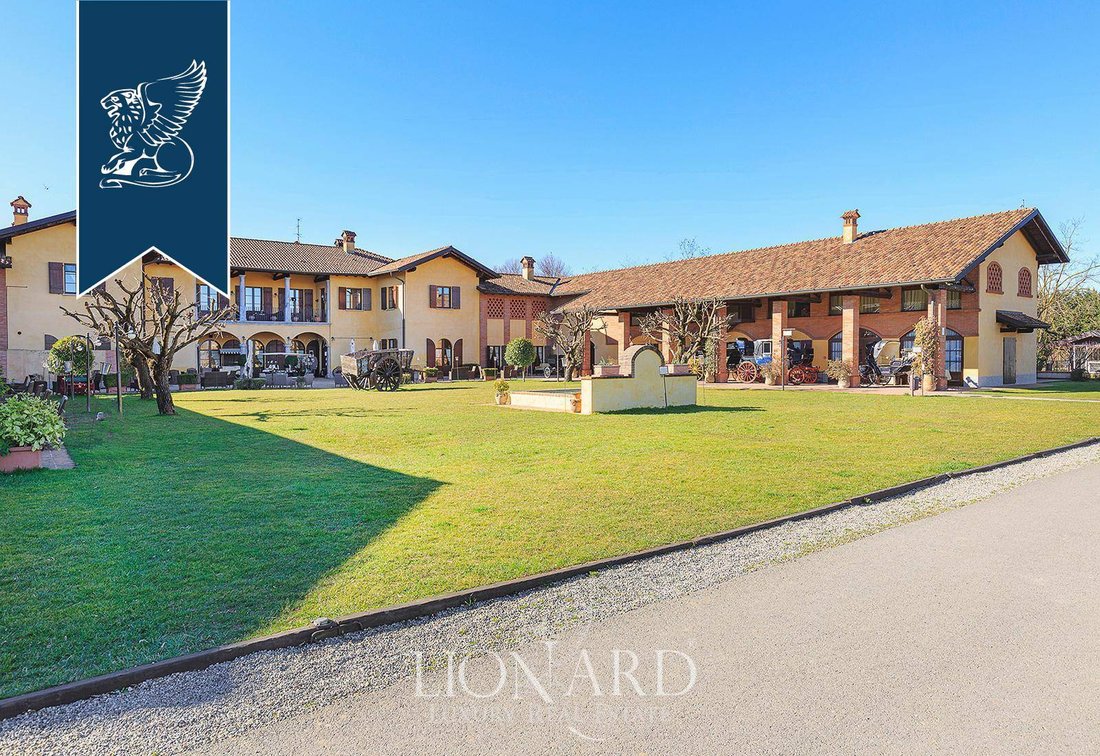 Villa in Center, Vimercate, Lombardy 2 - 11912366