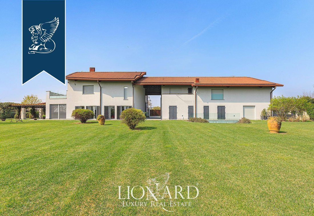 Villa in Fara Gera d'Adda, Lombardy, Italy 1 - 12206311
