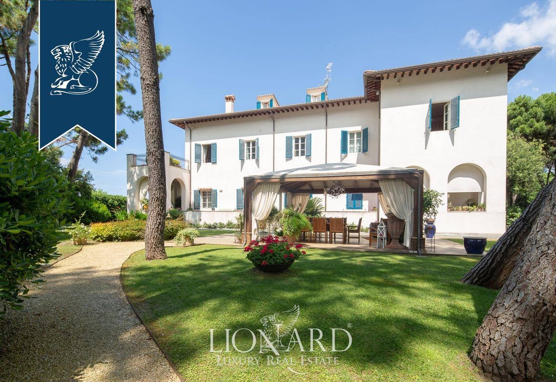 Villa in Ronchi, Massa, Italy 2 - 10918220