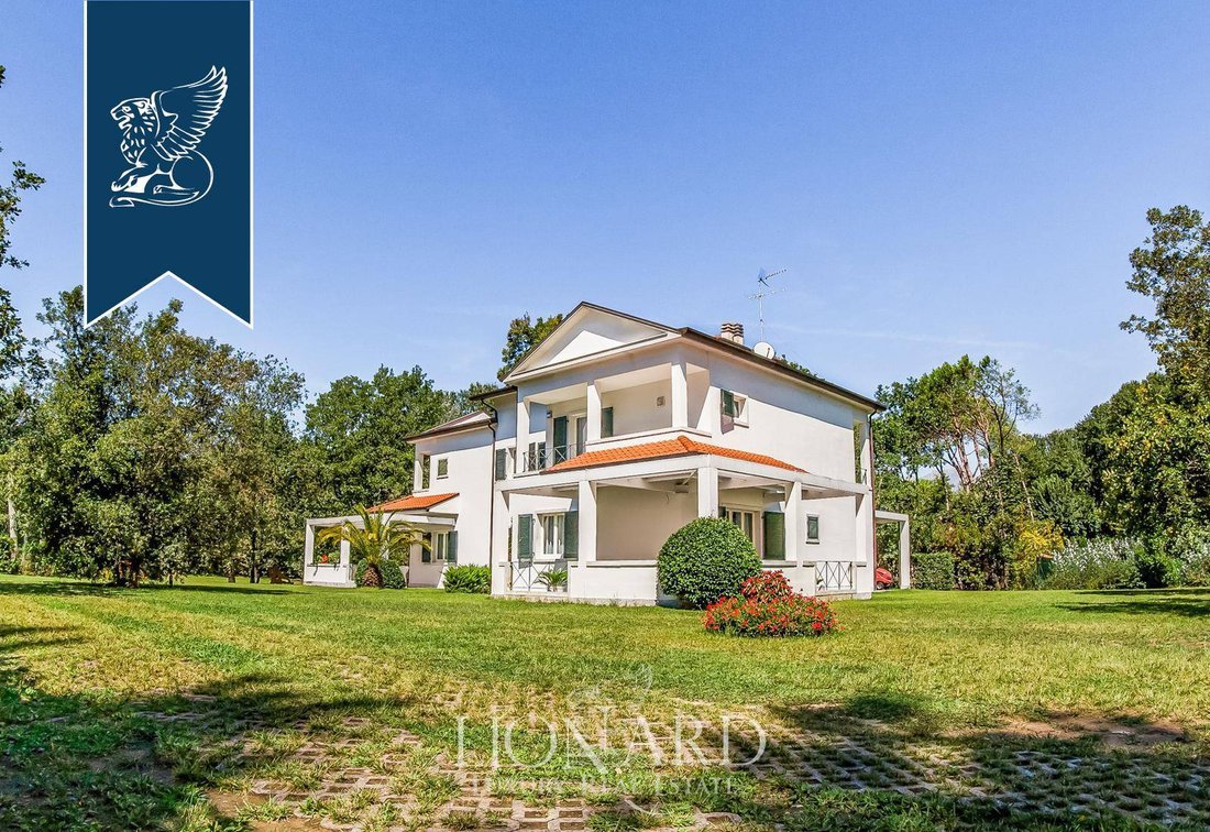 Villa in Ronchi, Massa, Italy 2 - 11865816