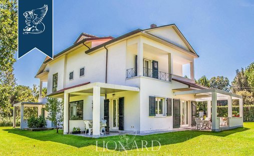 Villa in Ronchi, Massa, Italy 1