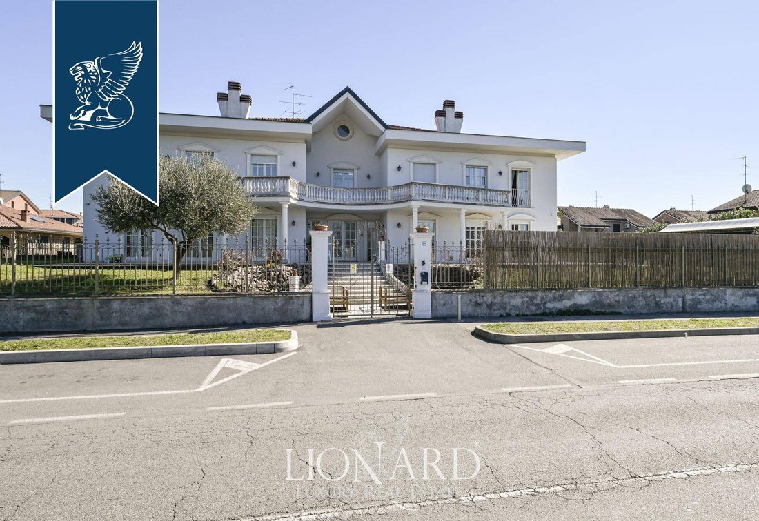 Villa in Lainate, Lombardy, Italy 2 - 10955896