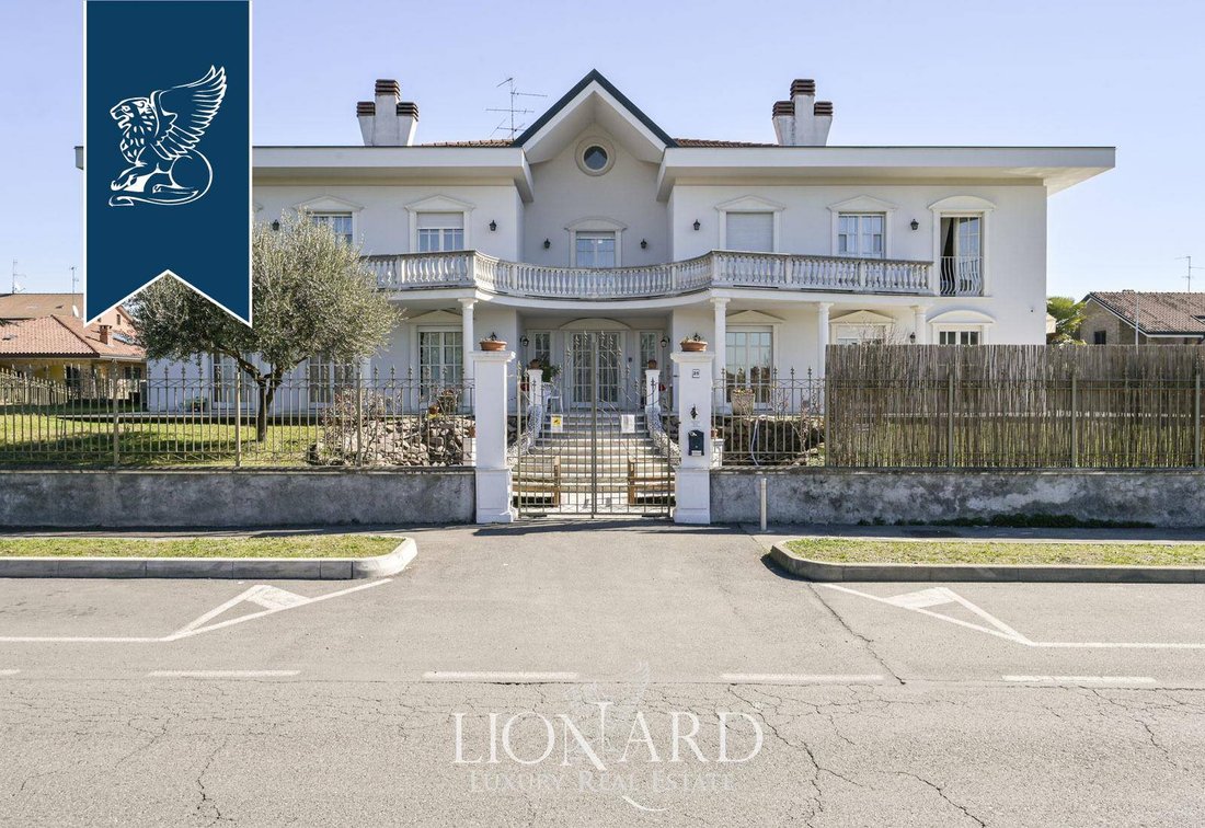 Villa in Lainate, Lombardy, Italy 1 - 10955896