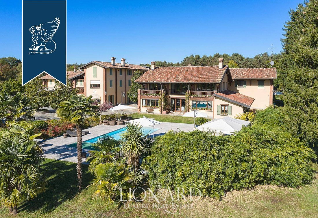 Villa in Tradate, Lombardy, Italy 2 - 10919350