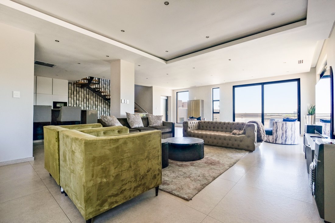 Apartment in Westcliff, Forest Town, Gauteng 4 - 15071467