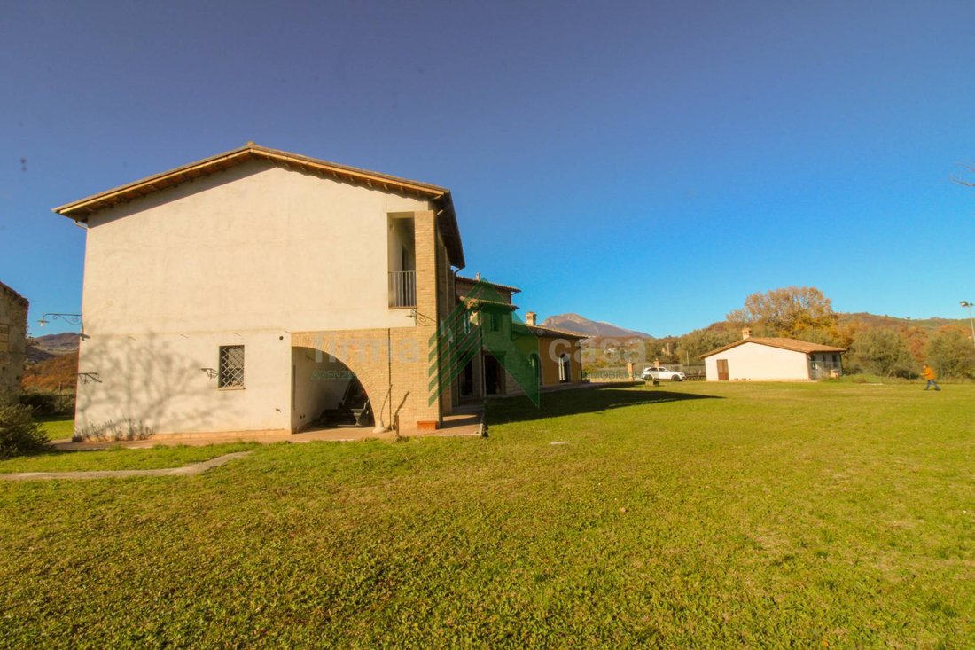 Villa in South - West Periphery, Teramo, Abruzzo 4 - 14158523