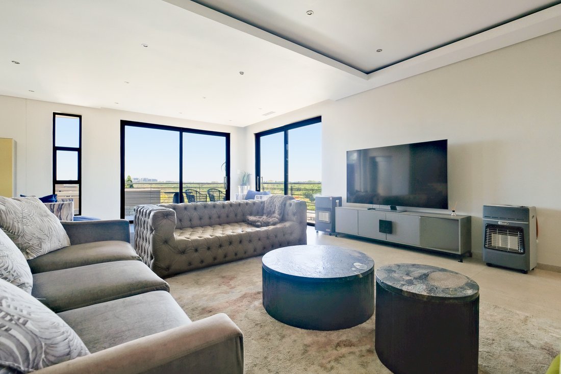 Apartment in Westcliff, Forest Town, Gauteng 5 - 15071467