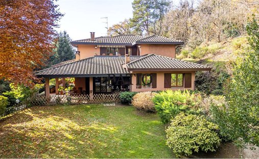 Villa in San Fermo della Battaglia, Lombardy, Italy 1