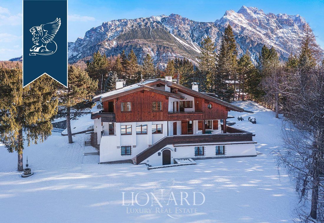 Villa in Cortina d'Ampezzo, Veneto, Italy 1 - 15076194