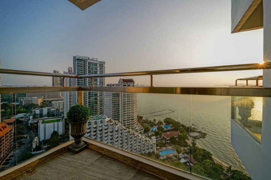 Curated visual reference: Fresh Look at Stunning Top Floor Double Storey Penthouse With Private In Chon