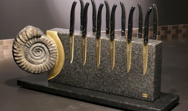 Tycoon Stone Schmidke Messerblock aus Nero Impala mit einem schwarzen Ammoniten und vergoldung (15076638)