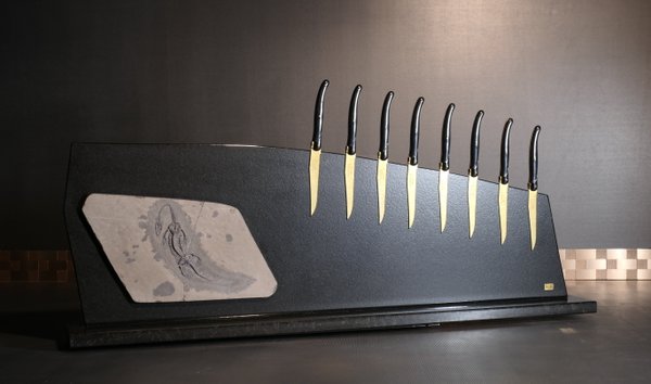 Tycoon Stone Schmidke Messerblock aus Nero Assoluto mit einem Keichousaurus. 2,5g 999.9 Gold Barren (15076824)
