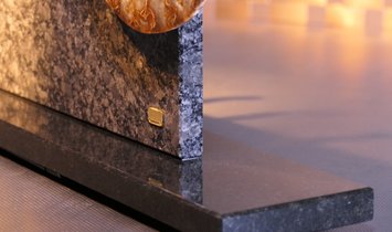 Tycoon Stone magnetischer Messerblock aus Steel Grey mit einem geteiltem Ammoniten 2,5g 999.9 Gold  