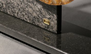 Tycoon Stone magnetischer Messerblock aus Steel Grey mit einem geteiltem Ammoniten 2,5g 999.9 Gold  