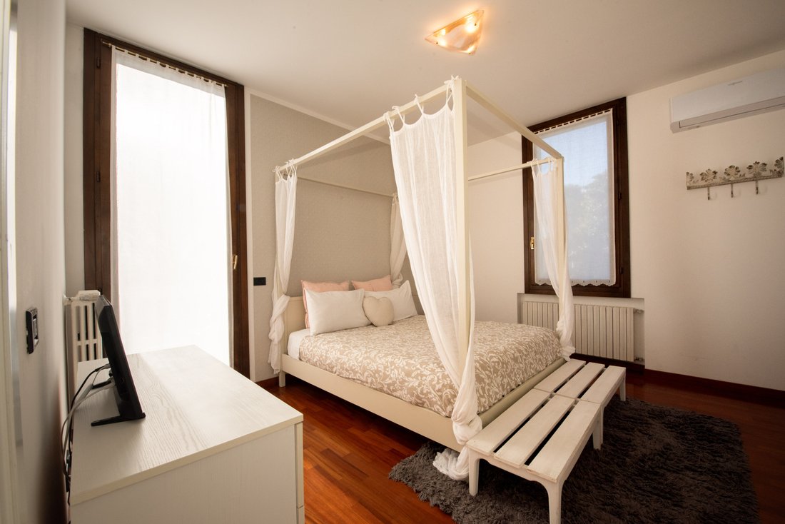 Villa in Castronno, Lombardy, Italy 4 - 15083656