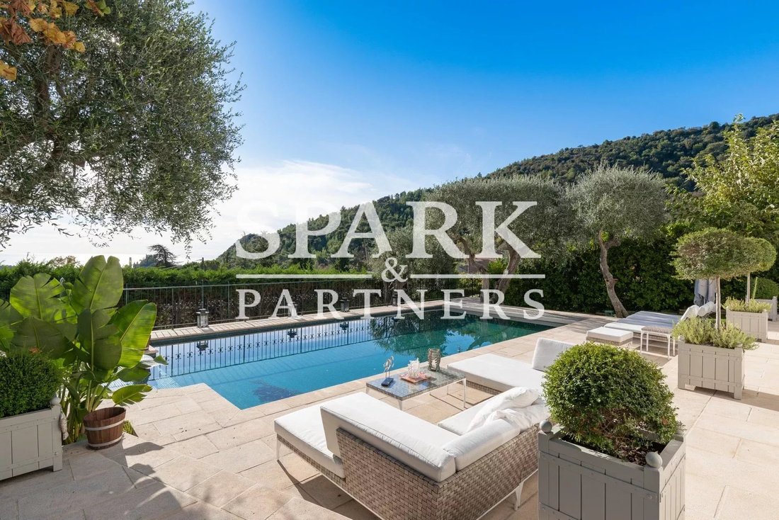 Villa in Èze, Provence-Alpes-Côte d'Azur, France 1 - 15078421