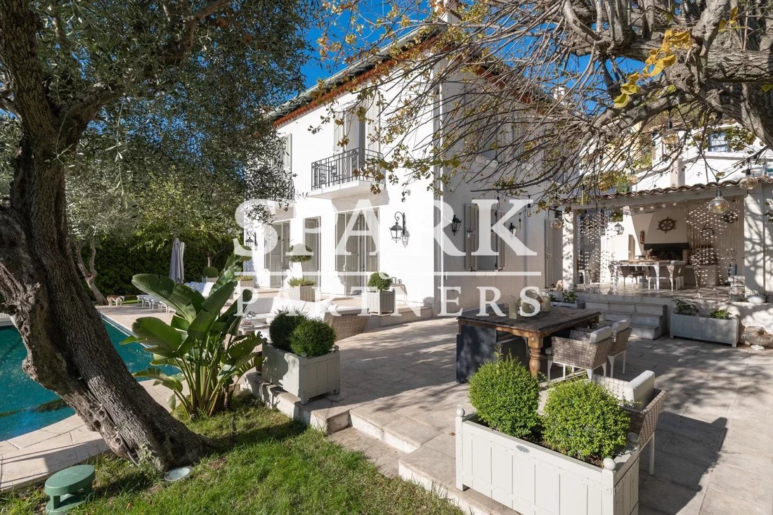Villa in Èze, Provence-Alpes-Côte d'Azur, France 3 - 15078421