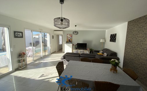 House in Saint-Xandre, Nouvelle-Aquitaine, France 1