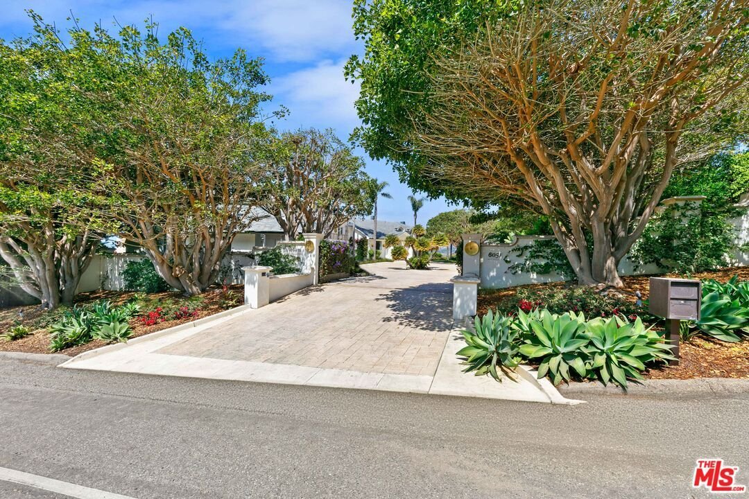 8 Bedrooms Single Family Detached In Malibu, California, United States