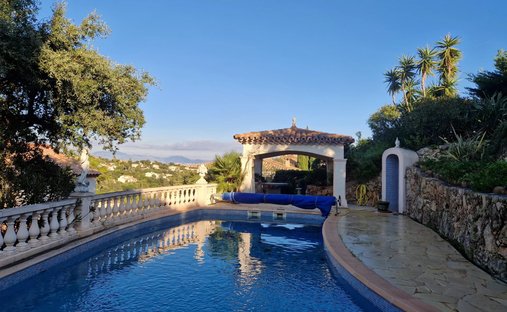 House in Roquebrune-sur-Argens, Provence-Alpes-Côte d'Azur, France 1