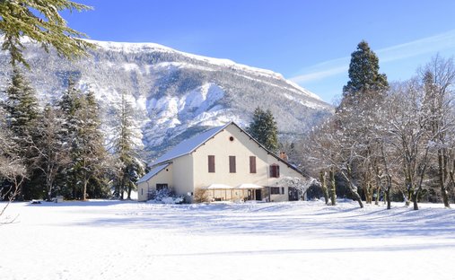 Castle for Sale in Saint-Pierre-d'Argençon, Provence-Alpes-Côte d'Azur, France