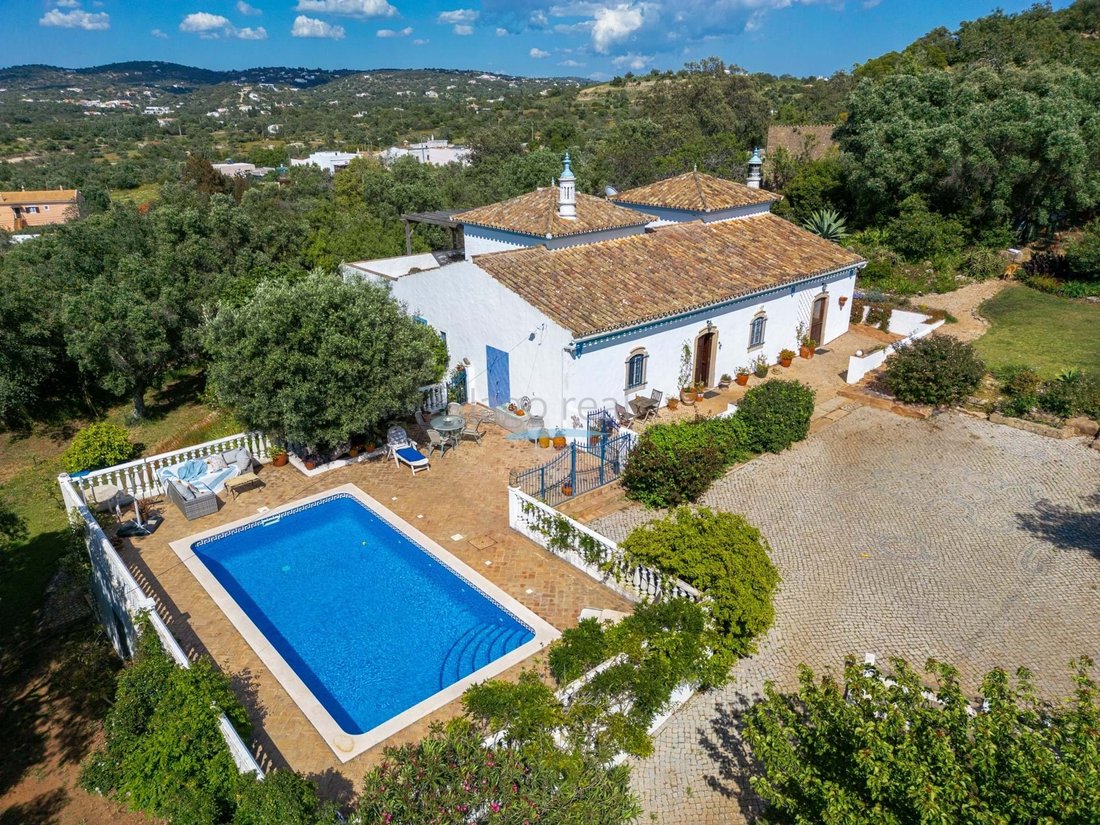 Villa in Santa Barbara de Nexe, Algarve, Portugal 1 - 15090295