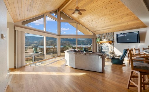 House in Cathlamet, Washington, United States 1