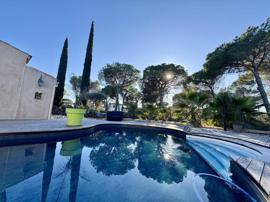 7 Room Villa In Le In Le Cannet Des Maures, Provence Alpes Côte D'azur
