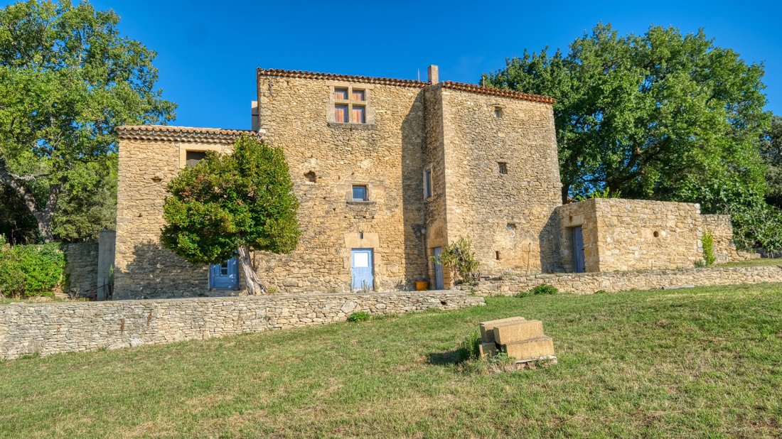 Le Rêve Provençal: A Luberon Castle Awaiting Its Renaissance