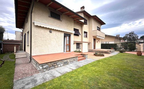 Villa in Pietrasanta, Tuscany, Italy 1