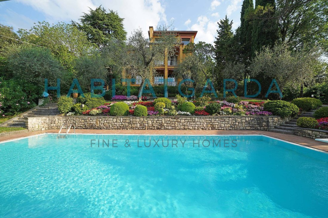 Villa in Gardone Riviera, Lombardy, Italy 1 - 15096675