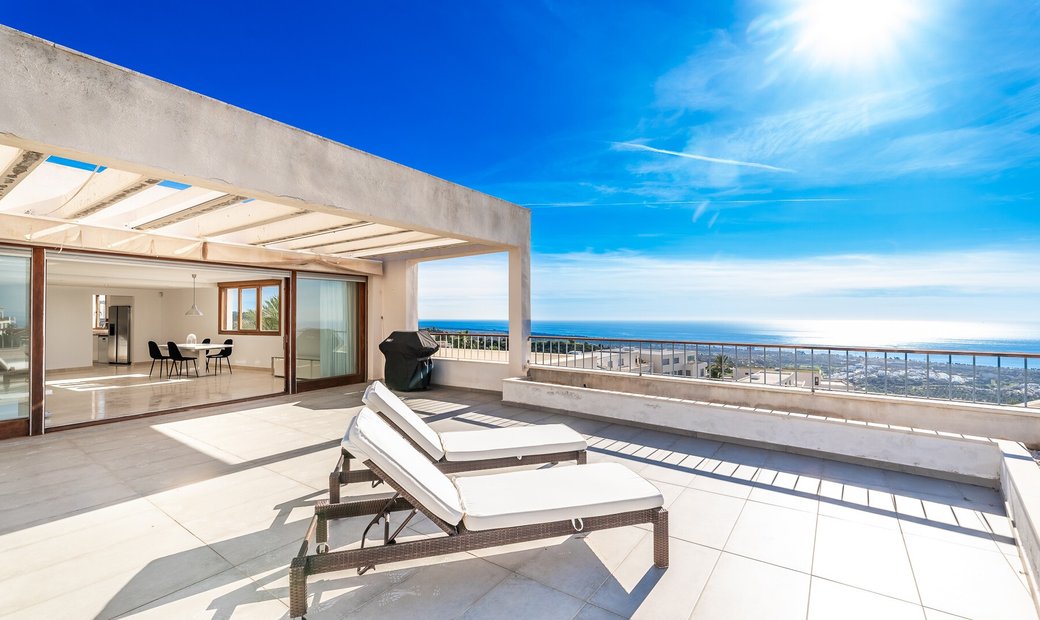 Snapshot of Spacious Penthouse With Panoramic Sea Views In In Marbella Andalusia