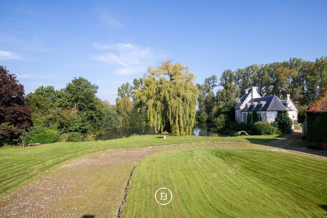 Whispers of the Moat: A 16th-Century Flemish Castle Reborn in Grimbergen’s Embrace