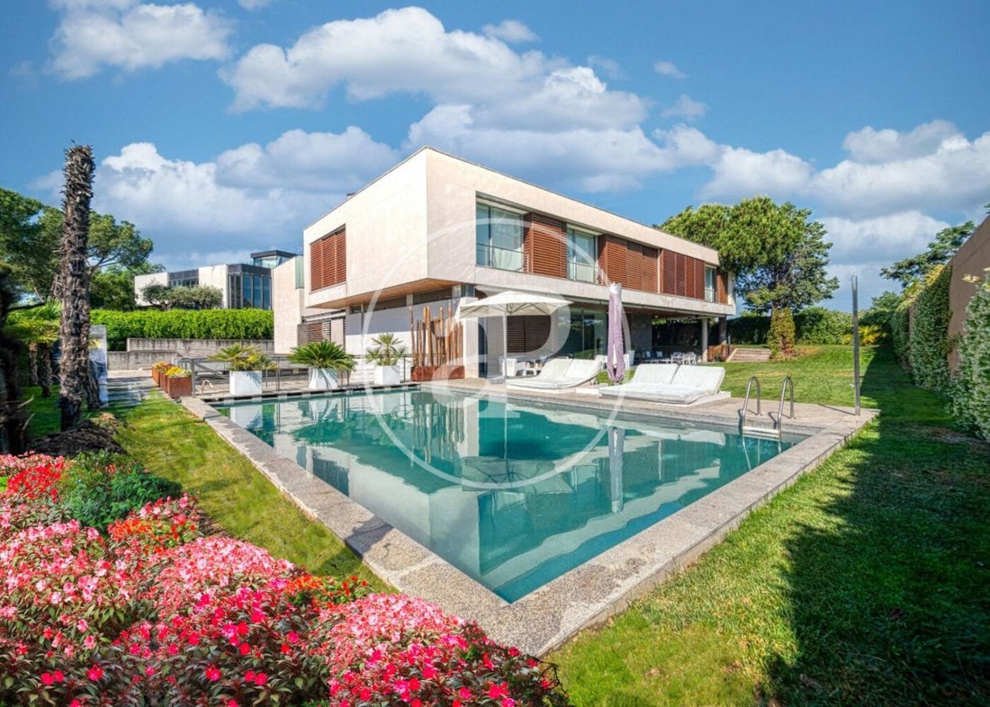Villa in Pozuelo de Alarcón, Community of Madrid, Spain 1 - 15133911