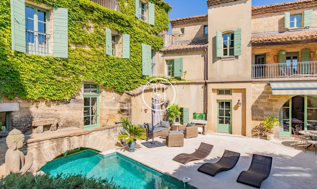 Proche, Dans Un Village Prisé, Une Superbe Maison Dans Uzès, Occitanie