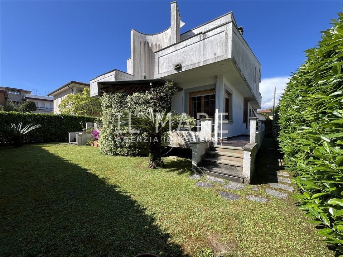 Villa in Ronchi, Massa, Italy 1 - 14368451