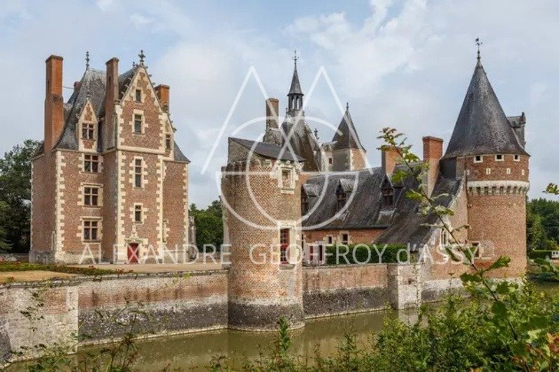 A 15th-Century Dream: Moated Castle in the Heart of Sologne’s Whispering Forests